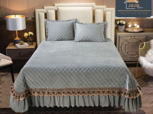 Cuvertura pat dublu, 3 piese, Catifea Matlasata cu Broderie Aurie, JOJO Home, Gri