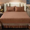 Cuvertura pat dublu, 3 piese, Catifea Matlasata cu Broderie Aurie, JOJO Home, Maro