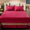 Cuvertura pat dublu, 3 piese, Catifea Matlasata cu Broderie Aurie, JOJO Home, Rosu