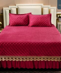 Cuvertura pat dublu, 3 piese, Catifea Matlasata cu Broderie Aurie, JOJO Home, Rosu
