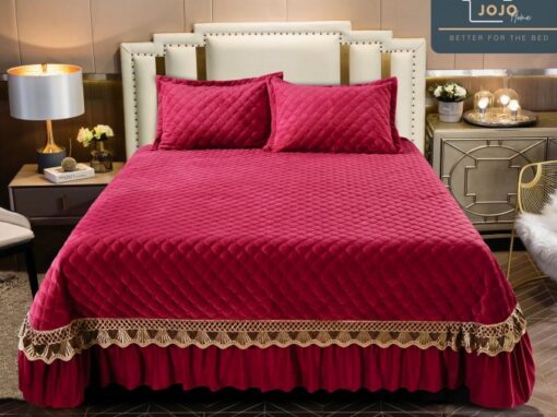 Cuvertura pat dublu, 3 piese, Catifea Matlasata cu Broderie Aurie, JOJO Home, Rosu