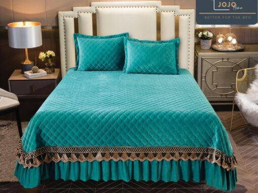 Cuvertura pat dublu, 3 piese, Catifea Matlasata cu Broderie Aurie, JOJO Home, Turquoise
