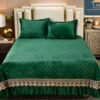 Cuvertura pat dublu, 3 piese, Catifea Matlasata cu Broderie Aurie, JOJO Home, Verde Smarald