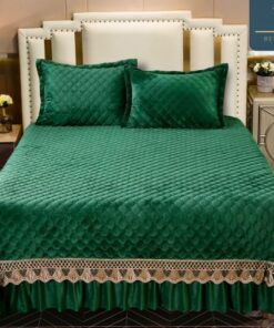 Cuvertura pat dublu, 3 piese, Catifea Matlasata cu Broderie Aurie, JOJO Home, Verde Smarald