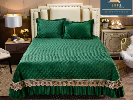 Cuvertura pat dublu, 3 piese, Catifea Matlasata cu Broderie Aurie, JOJO Home, Verde Smarald